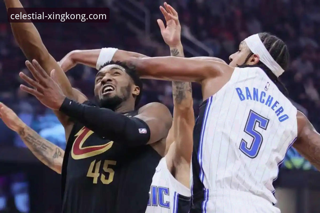 星空iOS版下载 NBA常规赛最新动态:骑士主场力克魔术,米切尔42分闪耀,星空体育平台v3.0.2带来高清流畅观赛体验